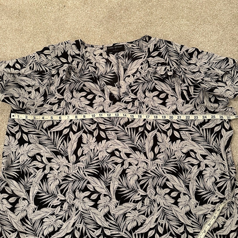 Lane Bryant Size 24 Black White Tropical Leaf Ruffle Flutter Sleeve VNeck Blouse - Picture 9 of 13